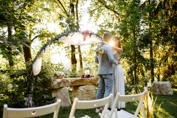 Romantische Waldlichtung mit Hochzeitspaar am Reiterhof Stückler